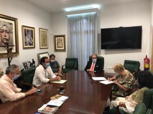 firma-donacion-manto-camarin-macarena-rosario